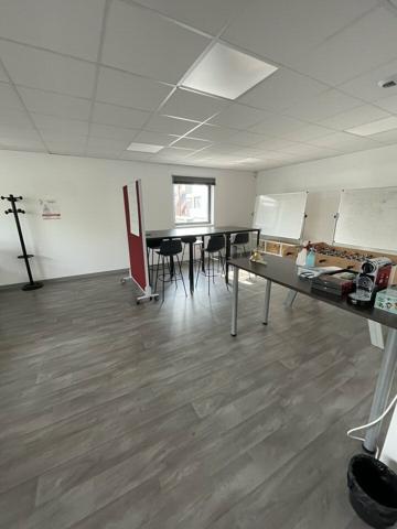 LOCATION 434m2 IMMEUBLE DE BUREAUX AVEC PARKINGS AVENUE DE LA ROCHELLE NIORT