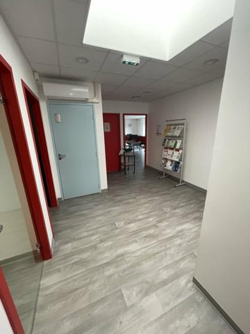 LOCATION 434m2 IMMEUBLE DE BUREAUX AVEC PARKINGS AVENUE DE LA ROCHELLE NIORT
