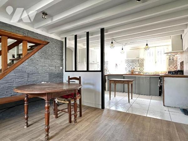 Située en plein coeur de Benesse-Maremne venez découvrir cette maison mitoyenne pleine de poten...