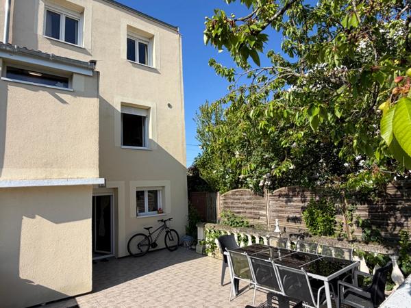 MAISON CONTEMPORAINE - 3 CHAMBRES ET UN GRAND POTENTIEL