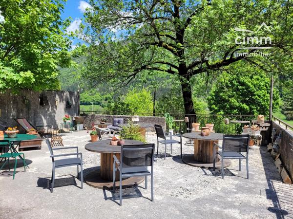 Ancien hôtel rénové en maison d’hôtes – 354 m² au cœur du Vercors