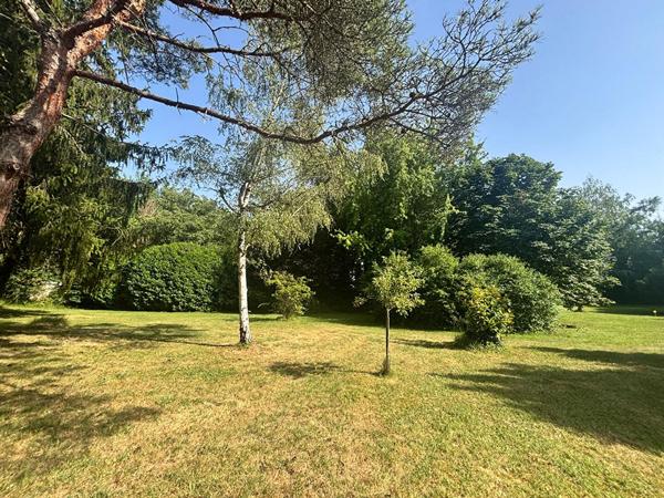 Terrain plat et arboré à Boissy La Riviere