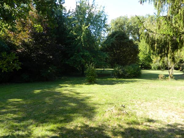 Terrain plat et arboré à Boissy La Riviere