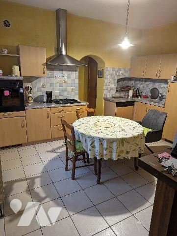 MAISON MITOYENNE AVEC JARDIN CUISINE EQUIPEE  SALON 2 CHAMBRES SALLE D'EAU CAVE GARAGE TBE A SAISIR