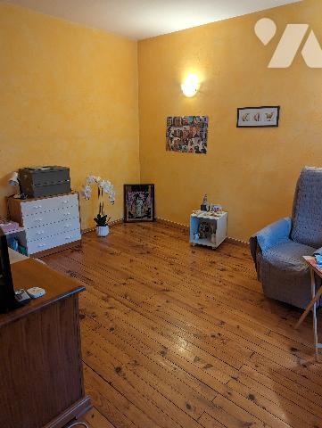 MAISON MITOYENNE AVEC JARDIN CUISINE EQUIPEE  SALON 2 CHAMBRES SALLE D'EAU CAVE GARAGE TBE A SAISIR