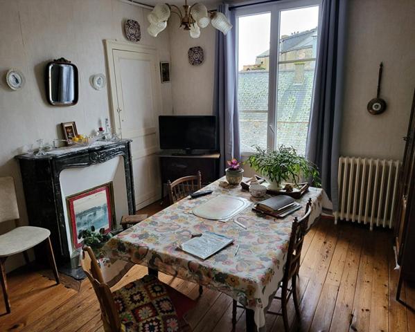 SABLE SUR SARTHE - IMMEUBLE MIXTE, COMMERCE et 4 LOGEMENTS