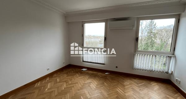 Location Appartement 5 pièces 161.49 m² - Niort 79000