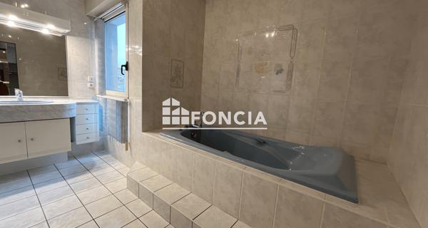 Location Appartement 5 pièces 161.49 m² - Niort 79000