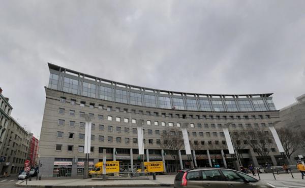 Plateau de bureaux à louer VILLEURBANNE (69), au 5ème étage d'une superfie de 265,10 m² avec 3 emplacements de parking en sous-sol.