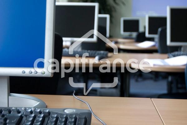 Plateau de bureaux à louer VILLEURBANNE (69), au 5ème étage d'une superfie de 265,10 m² avec 3 emplacements de parking en sous-sol.