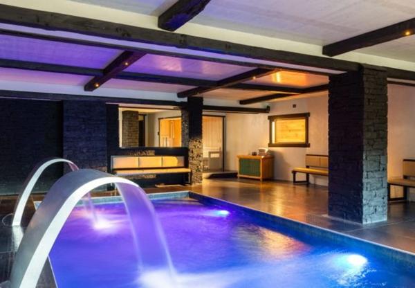 ENSEMBLE ALPIN ULTRA-PREMIUM de 3 400 m² à TIGNES (73) 5 Chalets haut de gamme , accès ski au pied, vue, piscine .