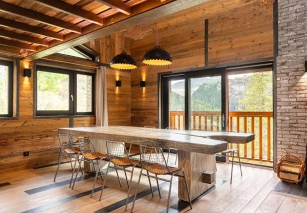 ENSEMBLE ALPIN ULTRA-PREMIUM de 3 400 m² à TIGNES (73) 5 Chalets haut de gamme , accès ski au pied, vue, piscine .