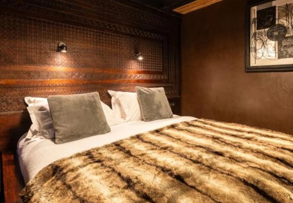 ENSEMBLE ALPIN ULTRA-PREMIUM de 3 400 m² à TIGNES (73) 5 Chalets haut de gamme , accès ski au pied, vue, piscine .