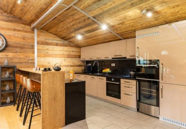 ENSEMBLE ALPIN ULTRA-PREMIUM de 3 400 m² à TIGNES (73) 5 Chalets haut de gamme , accès ski au pied, vue, piscine .
