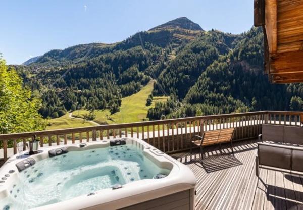 ENSEMBLE ALPIN ULTRA-PREMIUM de 3 400 m² à TIGNES (73) 5 Chalets haut de gamme , accès ski au pied, vue, piscine .
