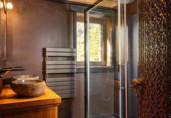 ENSEMBLE ALPIN ULTRA-PREMIUM de 3 400 m² à TIGNES (73) 5 Chalets haut de gamme , accès ski au pied, vue, piscine .