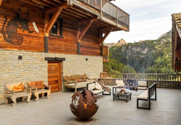 ENSEMBLE ALPIN ULTRA-PREMIUM de 3 400 m² à TIGNES (73) 5 Chalets haut de gamme , accès ski au pied, vue, piscine .