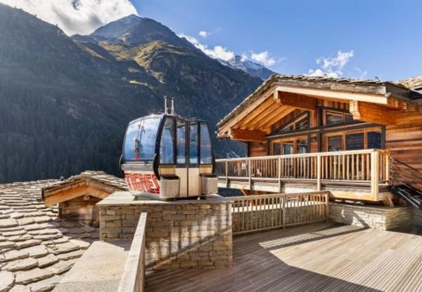 ENSEMBLE ALPIN ULTRA-PREMIUM de 3 400 m² à TIGNES (73) 5 Chalets haut de gamme , accès ski au pied, vue, piscine .