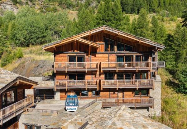 ENSEMBLE ALPIN ULTRA-PREMIUM de 3 400 m² à TIGNES (73) 5 Chalets haut de gamme , accès ski au pied, vue, piscine .