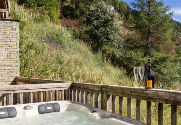 ENSEMBLE ALPIN ULTRA-PREMIUM de 3 400 m² à TIGNES (73) 5 Chalets haut de gamme , accès ski au pied, vue, piscine .