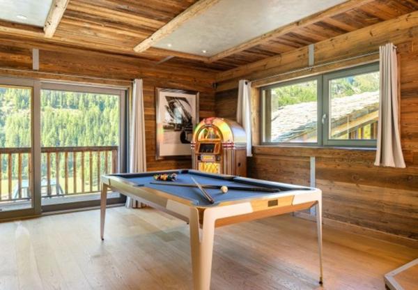 ENSEMBLE ALPIN ULTRA-PREMIUM de 3 400 m² à TIGNES (73) 5 Chalets haut de gamme , accès ski au pied, vue, piscine .