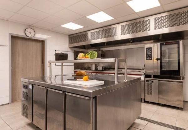 ENSEMBLE ALPIN ULTRA-PREMIUM de 3 400 m² à TIGNES (73) 5 Chalets haut de gamme , accès ski au pied, vue, piscine .