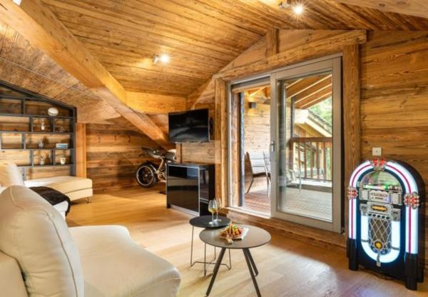 ENSEMBLE ALPIN ULTRA-PREMIUM de 3 400 m² à TIGNES (73) 5 Chalets haut de gamme , accès ski au pied, vue, piscine .
