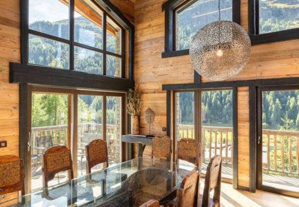 ENSEMBLE ALPIN ULTRA-PREMIUM de 3 400 m² à TIGNES (73) 5 Chalets haut de gamme , accès ski au pied, vue, piscine .