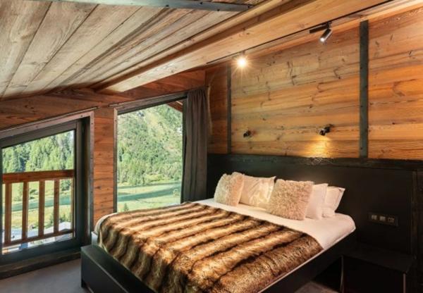 ENSEMBLE ALPIN ULTRA-PREMIUM de 3 400 m² à TIGNES (73) 5 Chalets haut de gamme , accès ski au pied, vue, piscine .