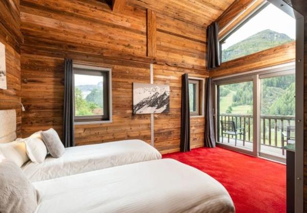 ENSEMBLE ALPIN ULTRA-PREMIUM de 3 400 m² à TIGNES (73) 5 Chalets haut de gamme , accès ski au pied, vue, piscine .