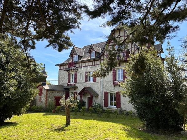 A 5 MINUTES DES PLAGES : Élégant manoir à vendre de style Anglo-normand
