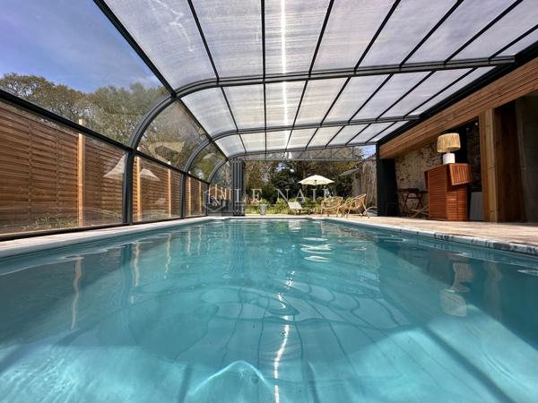 A 5 MINUTES DES PLAGES : Élégant manoir à vendre de style Anglo-normand