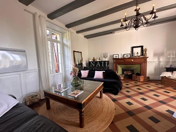A 5 MINUTES DES PLAGES : Élégant manoir à vendre de style Anglo-normand
