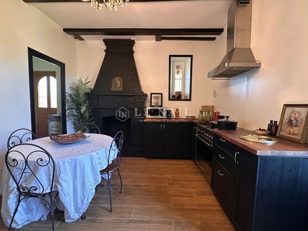 A 5 MINUTES DES PLAGES : Élégant manoir à vendre de style Anglo-normand