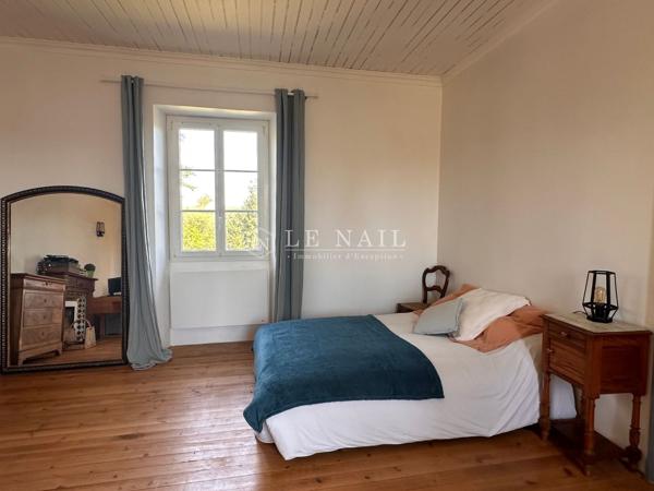 A 5 MINUTES DES PLAGES : Élégant manoir à vendre de style Anglo-normand