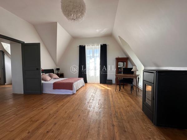 A 5 MINUTES DES PLAGES : Élégant manoir à vendre de style Anglo-normand