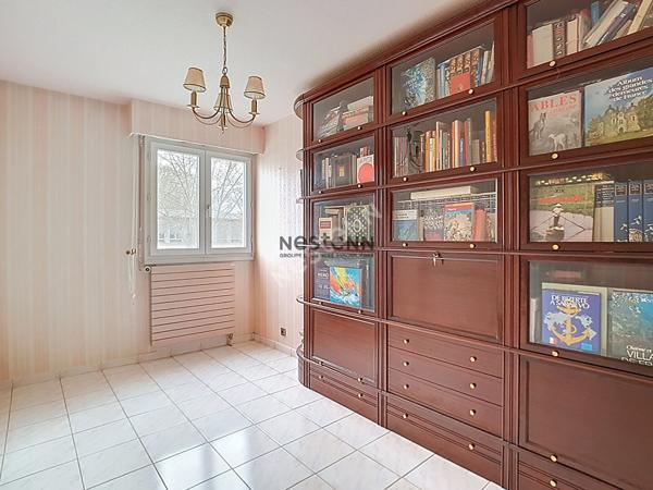 A VENDRE- 3 CHAMBRES POSSIBLES pour cet appartement Grenoble 4 pièce(s) 82.55 m2 Lumineux en étage Idéal famille et proche des transport.