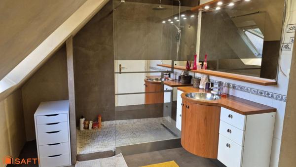 Maison familiale avec atelier indépendant