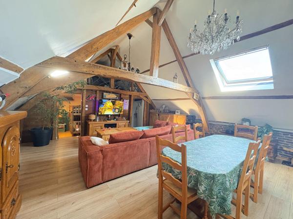 Ensemble immobilier comprenant 1 local commercial et un appartement sur un axe principal