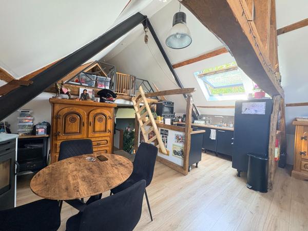 Ensemble immobilier comprenant 1 local commercial et un appartement sur un axe principal