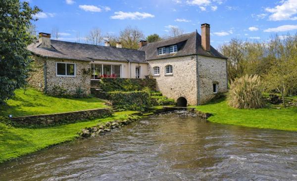 Domaine d'exception avec moulin du XVI siècle entièrement rénové, env 330 m² habitables  - 15 hectares avec rivière et étang