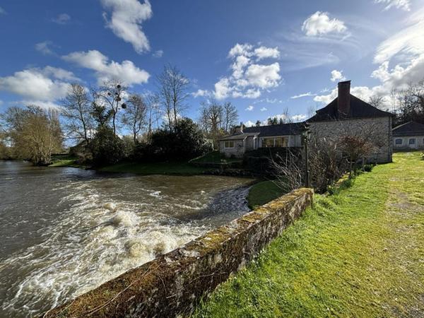 Domaine d'exception avec moulin du XVI siècle entièrement rénové, env 330 m² habitables  - 15 hectares avec rivière et étang