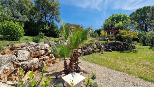 Maison de plain-pied sur 1494m2 de terrain magnifiquement arboré