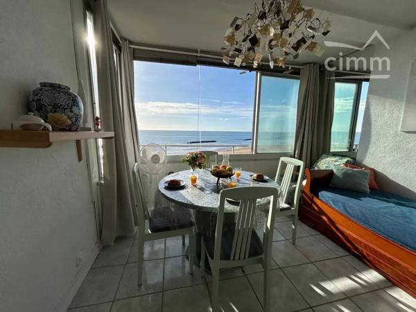Venez séjourner dans cet appartement vue mer en résidence privée et sécurisée à seulement 5m de la plage !