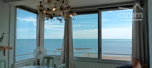 Venez séjourner dans cet appartement vue mer en résidence privée et sécurisée à seulement 5m de la plage !