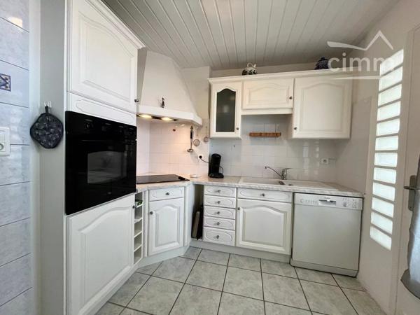Venez séjourner dans cet appartement vue mer en résidence privée et sécurisée à seulement 5m de la plage !