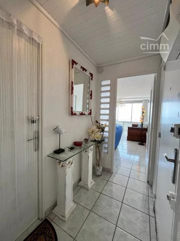 Venez séjourner dans cet appartement vue mer en résidence privée et sécurisée à seulement 5m de la plage !