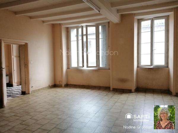 Maison de caractère avec extérieur et garage – Centre de Chalais