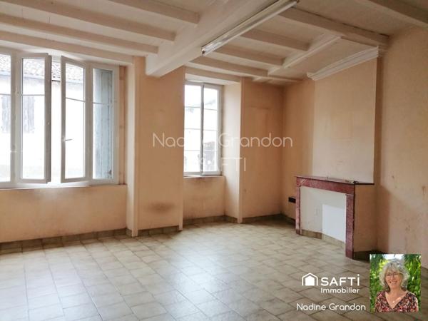 Maison de caractère avec extérieur et garage – Centre de Chalais