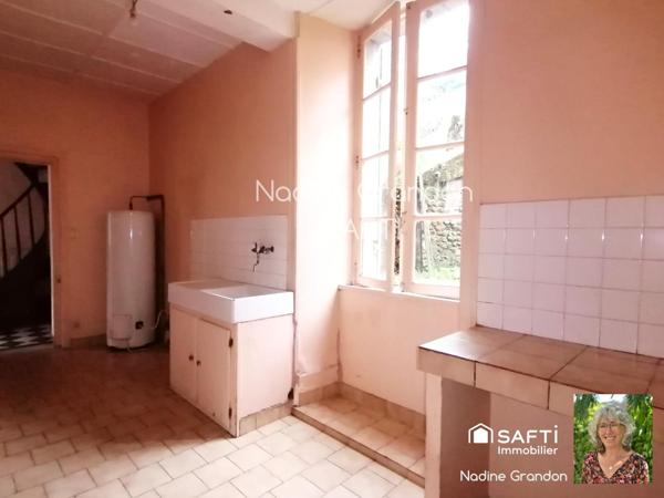 Maison de caractère avec extérieur et garage – Centre de Chalais